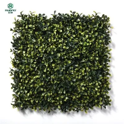 Okrasna stena iz zelene plastične ograje